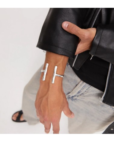 Uno de 50 PUL2444 - Brazalete Rígido Abierto "T" Doble Barra Bañada en Plata